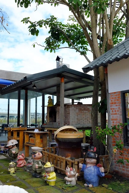 2016台灣蜀藝節-田中窯創意園區┃彰化旅遊景點:蜀葵花田迷宮躲貓貓、美麗的大片落羽松、貓咪主題裝置藝術、窯烤麵包、青森蘋果霜淇淋、鄰近高鐵彰化站步行10分鐘即可抵達 @飛天璇的口袋