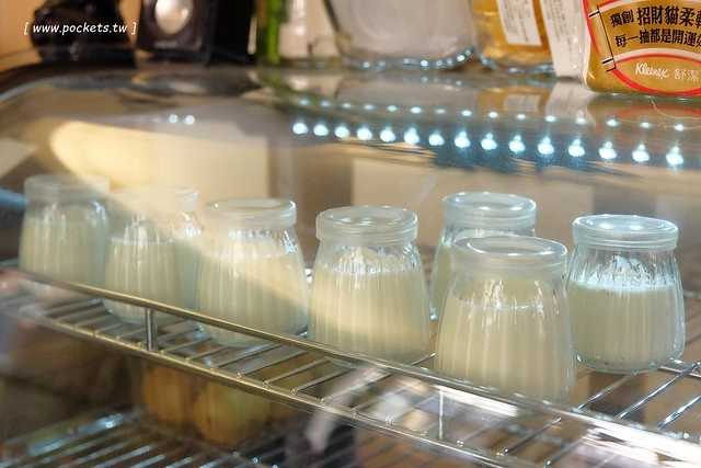 碰憩咖啡館.Risu Café┃台中親子友善餐廳:台中也有最夯的燈炮珍珠奶茶,門口有小庭院.沙坑.清洗區、室內有小小遊戲區,塔羅牌預約,位於南屯路干城街 @飛天璇的口袋