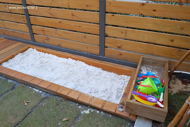 碰憩咖啡館.Risu Café┃台中親子友善餐廳:台中也有最夯的燈炮珍珠奶茶,門口有小庭院.沙坑.清洗區、室內有小小遊戲區,塔羅牌預約,位於南屯路干城街 @飛天璇的口袋