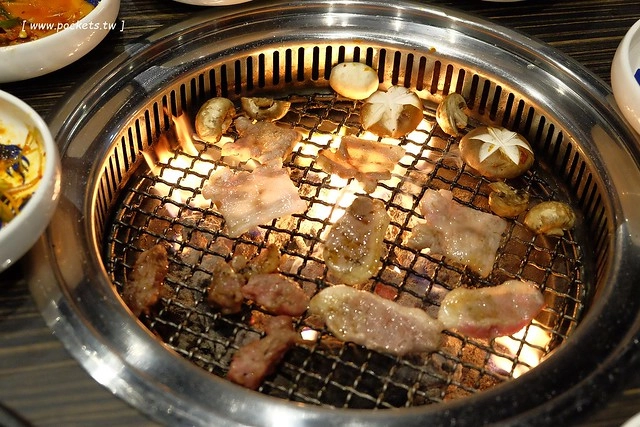 龍八燒肉.黑毛和牛專賣┃台中燒肉推薦:北屯崇德路新開的燒肉店,9A等級安格斯和牛,韓劇裡出現的雪濃湯,釜山很夯的蒸籠海鮮,鄰近台中洲際棒球場 @飛天璇的口袋