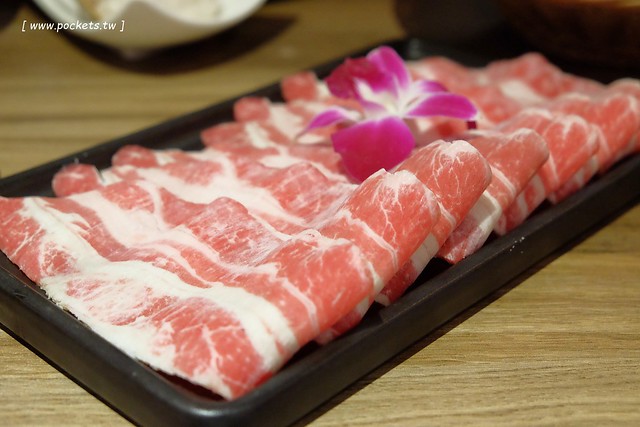 愛沐鍋物┃台中火鍋推薦:來自日本的札幌蟹黃豆腐、海膽豆腐、築地大牡丹蝦、冰鮮龍蝦、喜知次鮮魚,Prime美國雪花牛肉,食材高檔又新鮮,鄰近逢甲商圈,令人吃完立刻想回訪的火鍋店 @飛天璇的口袋