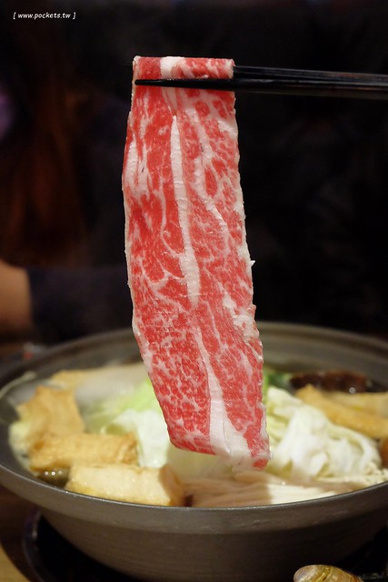 愛沐鍋物┃台中火鍋推薦:來自日本的札幌蟹黃豆腐、海膽豆腐、築地大牡丹蝦、冰鮮龍蝦、喜知次鮮魚,Prime美國雪花牛肉,食材高檔又新鮮,鄰近逢甲商圈,令人吃完立刻想回訪的火鍋店 @飛天璇的口袋