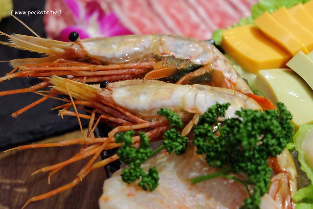 愛沐鍋物┃台中火鍋推薦:來自日本的札幌蟹黃豆腐、海膽豆腐、築地大牡丹蝦、冰鮮龍蝦、喜知次鮮魚,Prime美國雪花牛肉,食材高檔又新鮮,鄰近逢甲商圈,令人吃完立刻想回訪的火鍋店 @飛天璇的口袋