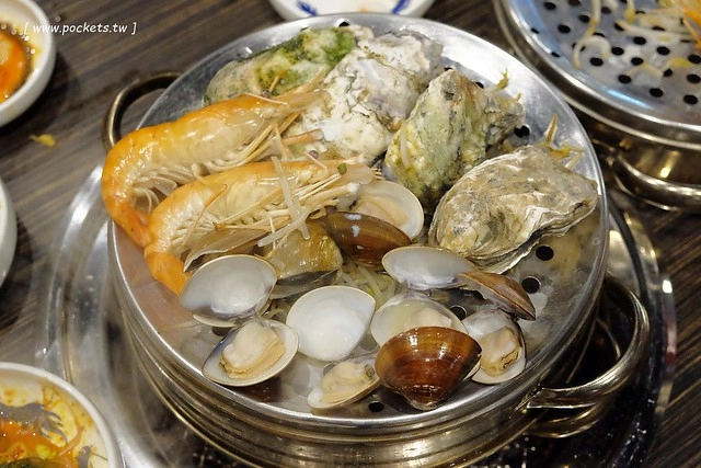 龍八燒肉.黑毛和牛專賣┃台中燒肉推薦:北屯崇德路新開的燒肉店,9A等級安格斯和牛,韓劇裡出現的雪濃湯,釜山很夯的蒸籠海鮮,鄰近台中洲際棒球場 @飛天璇的口袋