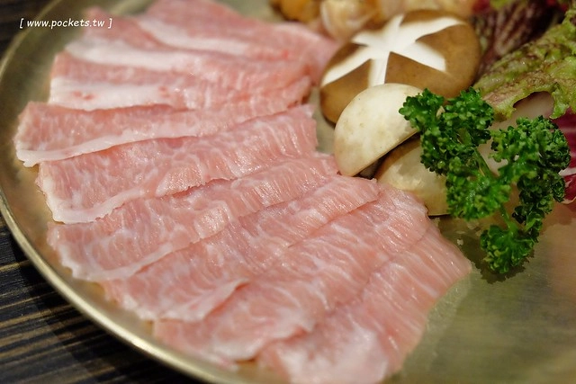 龍八燒肉.黑毛和牛專賣┃台中燒肉推薦:北屯崇德路新開的燒肉店,9A等級安格斯和牛,韓劇裡出現的雪濃湯,釜山很夯的蒸籠海鮮,鄰近台中洲際棒球場 @飛天璇的口袋