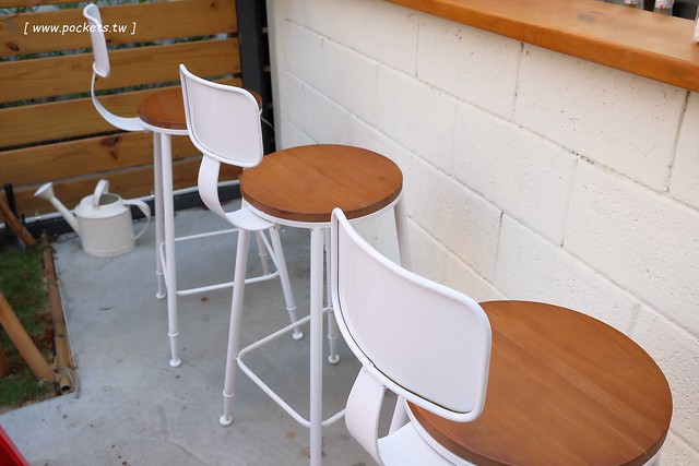 碰憩咖啡館.Risu Café┃台中親子友善餐廳:台中也有最夯的燈炮珍珠奶茶,門口有小庭院.沙坑.清洗區、室內有小小遊戲區,塔羅牌預約,位於南屯路干城街 @飛天璇的口袋