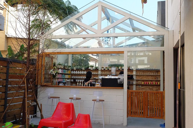 碰憩咖啡館.Risu Café┃台中親子友善餐廳:台中也有最夯的燈炮珍珠奶茶,門口有小庭院.沙坑.清洗區、室內有小小遊戲區,塔羅牌預約,位於南屯路干城街 @飛天璇的口袋