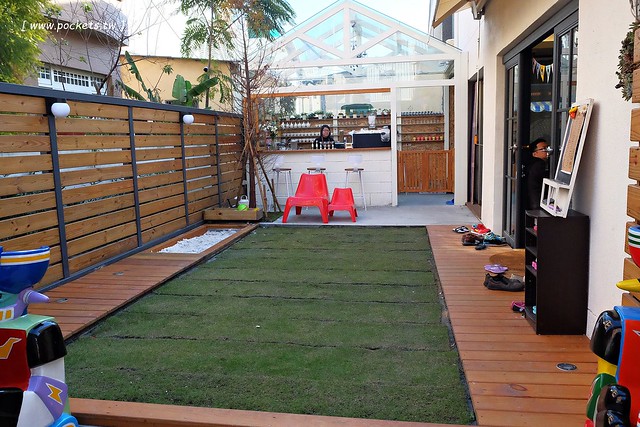 碰憩咖啡館.Risu Café┃台中親子友善餐廳:台中也有最夯的燈炮珍珠奶茶,門口有小庭院.沙坑.清洗區、室內有小小遊戲區,塔羅牌預約,位於南屯路干城街 @飛天璇的口袋