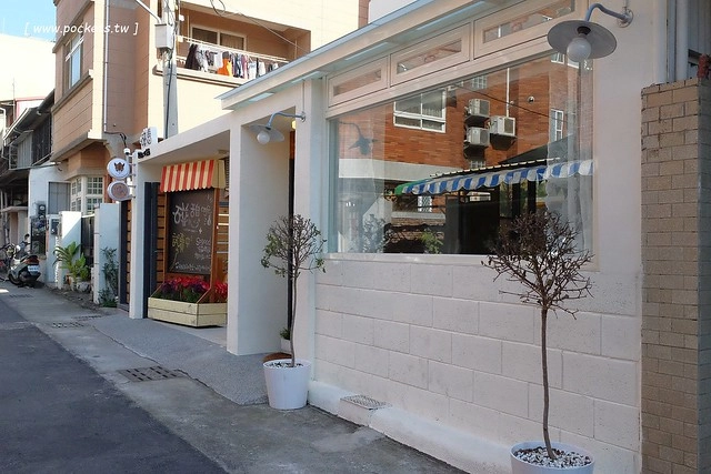 碰憩咖啡館.Risu Café┃台中親子友善餐廳:台中也有最夯的燈炮珍珠奶茶,門口有小庭院.沙坑.清洗區、室內有小小遊戲區,塔羅牌預約,位於南屯路干城街 @飛天璇的口袋