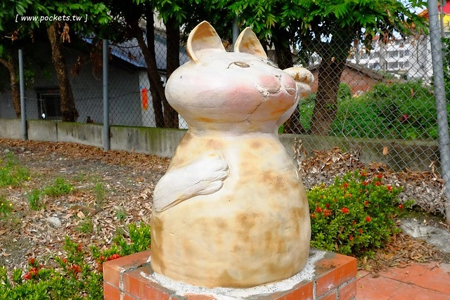 2016台灣蜀藝節-田中窯創意園區┃彰化旅遊景點:蜀葵花田迷宮躲貓貓、美麗的大片落羽松、貓咪主題裝置藝術、窯烤麵包、青森蘋果霜淇淋、鄰近高鐵彰化站步行10分鐘即可抵達 @飛天璇的口袋