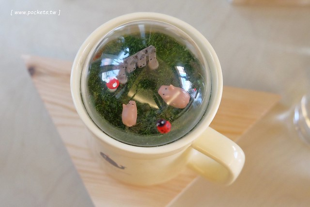 碰憩咖啡館.Risu Café┃台中親子友善餐廳:台中也有最夯的燈炮珍珠奶茶,門口有小庭院.沙坑.清洗區、室內有小小遊戲區,塔羅牌預約,位於南屯路干城街 @飛天璇的口袋