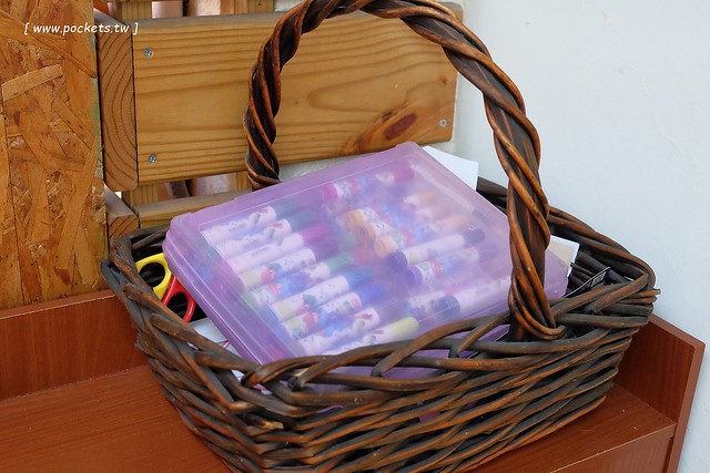 碰憩咖啡館.Risu Café┃台中親子友善餐廳:台中也有最夯的燈炮珍珠奶茶,門口有小庭院.沙坑.清洗區、室內有小小遊戲區,塔羅牌預約,位於南屯路干城街 @飛天璇的口袋