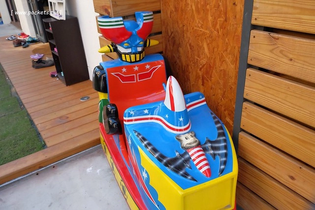 碰憩咖啡館.Risu Café┃台中親子友善餐廳:台中也有最夯的燈炮珍珠奶茶,門口有小庭院.沙坑.清洗區、室內有小小遊戲區,塔羅牌預約,位於南屯路干城街 @飛天璇的口袋