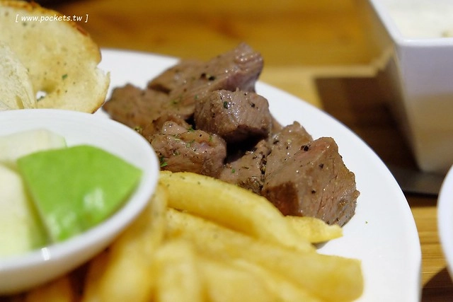 禾間糧倉:鄰近台灣大道的SOGO商圈與科博館,裝潢走工業風的元素,餐點份量多但是價格偏高 @飛天璇的口袋