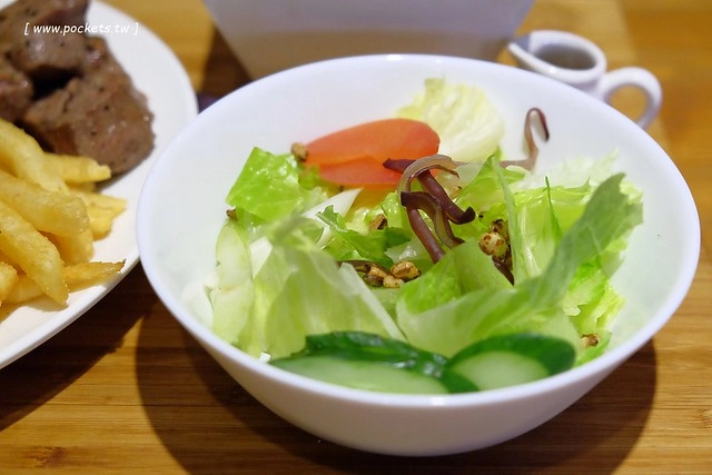 禾間糧倉:鄰近台灣大道的SOGO商圈與科博館,裝潢走工業風的元素,餐點份量多但是價格偏高 @飛天璇的口袋