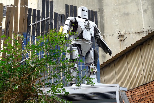 大里龍貓公車站牌|運用廢棄材料做成的裝置立體龍貓公車站牌,化腐朽為神奇的龍貓立體彩繪裝置藝術 @飛天璇的口袋