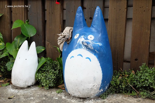 大里龍貓公車站牌|運用廢棄材料做成的裝置立體龍貓公車站牌,化腐朽為神奇的龍貓立體彩繪裝置藝術 @飛天璇的口袋