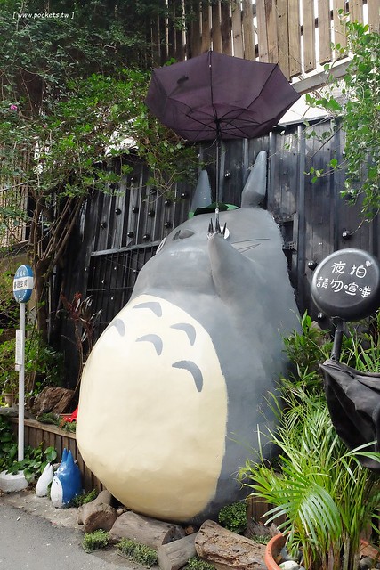 大里龍貓公車站牌|運用廢棄材料做成的裝置立體龍貓公車站牌,化腐朽為神奇的龍貓立體彩繪裝置藝術 @飛天璇的口袋