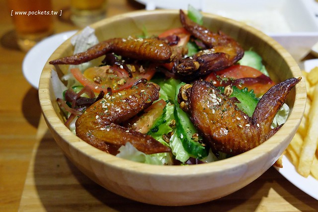 禾間糧倉:鄰近台灣大道的SOGO商圈與科博館,裝潢走工業風的元素,餐點份量多但是價格偏高 @飛天璇的口袋