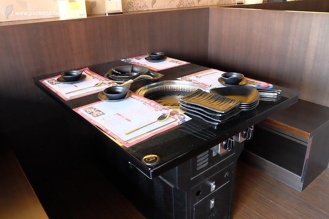 糕糕在尚韓國烤肉┃台中韓式料理:韓式烤肉$499元吃到飽,韓國流行八色豬五花、部隊鍋、拳頭飯,可以體驗穿韓服拍照樂趣,小孩有沙坑可以玩沙,鄰近環中路和龍富夜市 @飛天璇的口袋