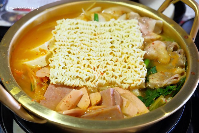 糕糕在尚韓國烤肉┃台中韓式料理:韓式烤肉$499元吃到飽,韓國流行八色豬五花、部隊鍋、拳頭飯,可以體驗穿韓服拍照樂趣,小孩有沙坑可以玩沙,鄰近環中路和龍富夜市 @飛天璇的口袋