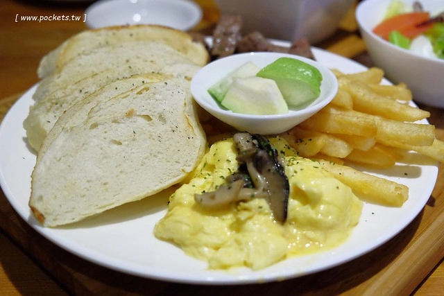 禾間糧倉:鄰近台灣大道的SOGO商圈與科博館,裝潢走工業風的元素,餐點份量多但是價格偏高 @飛天璇的口袋