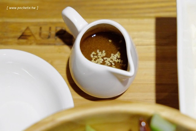 禾間糧倉:鄰近台灣大道的SOGO商圈與科博館,裝潢走工業風的元素,餐點份量多但是價格偏高 @飛天璇的口袋