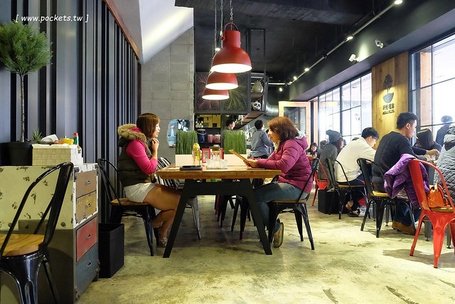 禾間糧倉:鄰近台灣大道的SOGO商圈與科博館,裝潢走工業風的元素,餐點份量多但是價格偏高 @飛天璇的口袋