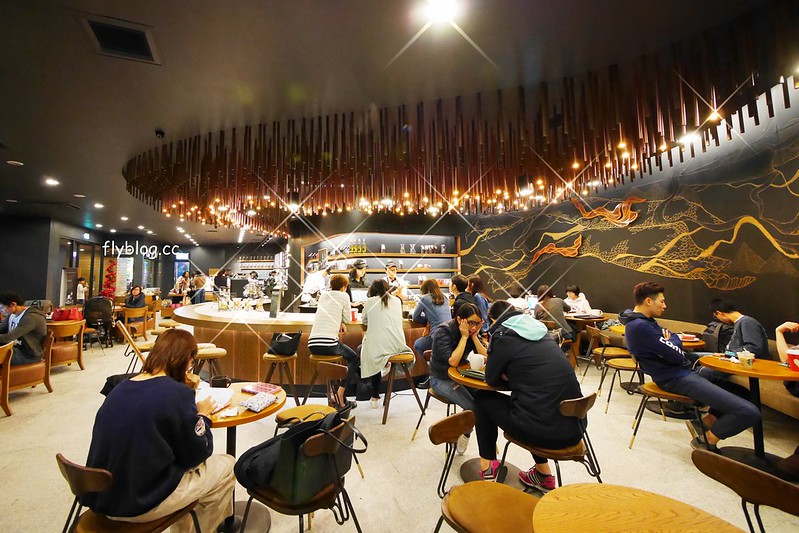 星巴克大英店 Starbucks┃台中南屯:全台灣第二家摩登典藏吧台門市,下午4點之後還提供咖啡啤酒,公益路IG拍照打卡新亮點 @飛天璇的口袋