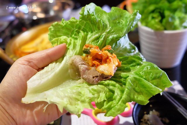 糕糕在尚韓國烤肉┃台中韓式料理:韓式烤肉$499元吃到飽,韓國流行八色豬五花、部隊鍋、拳頭飯,可以體驗穿韓服拍照樂趣,小孩有沙坑可以玩沙,鄰近環中路和龍富夜市 @飛天璇的口袋