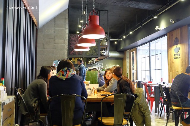 禾間糧倉:鄰近台灣大道的SOGO商圈與科博館,裝潢走工業風的元素,餐點份量多但是價格偏高 @飛天璇的口袋