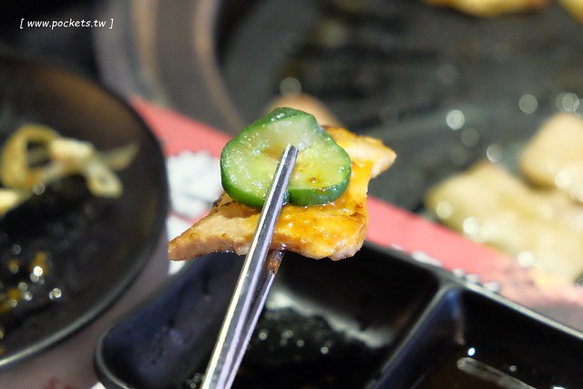 糕糕在尚韓國烤肉┃台中韓式料理:韓式烤肉$499元吃到飽,韓國流行八色豬五花、部隊鍋、拳頭飯,可以體驗穿韓服拍照樂趣,小孩有沙坑可以玩沙,鄰近環中路和龍富夜市 @飛天璇的口袋