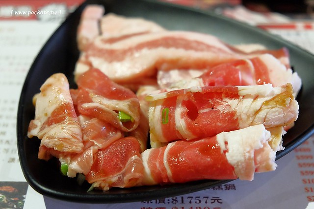 糕糕在尚韓國烤肉┃台中韓式料理:韓式烤肉$499元吃到飽,韓國流行八色豬五花、部隊鍋、拳頭飯,可以體驗穿韓服拍照樂趣,小孩有沙坑可以玩沙,鄰近環中路和龍富夜市 @飛天璇的口袋