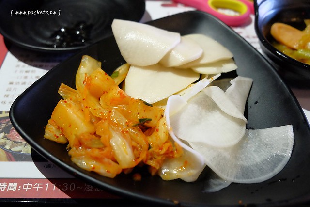 糕糕在尚韓國烤肉┃台中韓式料理:韓式烤肉$499元吃到飽,韓國流行八色豬五花、部隊鍋、拳頭飯,可以體驗穿韓服拍照樂趣,小孩有沙坑可以玩沙,鄰近環中路和龍富夜市 @飛天璇的口袋