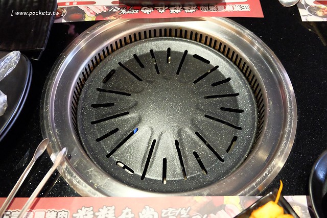 糕糕在尚韓國烤肉┃台中韓式料理:韓式烤肉$499元吃到飽,韓國流行八色豬五花、部隊鍋、拳頭飯,可以體驗穿韓服拍照樂趣,小孩有沙坑可以玩沙,鄰近環中路和龍富夜市 @飛天璇的口袋