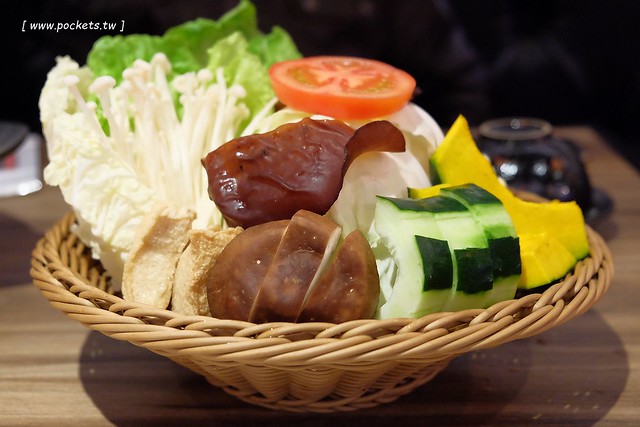 愛沐鍋物┃台中火鍋推薦:來自日本的札幌蟹黃豆腐、海膽豆腐、築地大牡丹蝦、冰鮮龍蝦、喜知次鮮魚,Prime美國雪花牛肉,食材高檔又新鮮,鄰近逢甲商圈,令人吃完立刻想回訪的火鍋店 @飛天璇的口袋