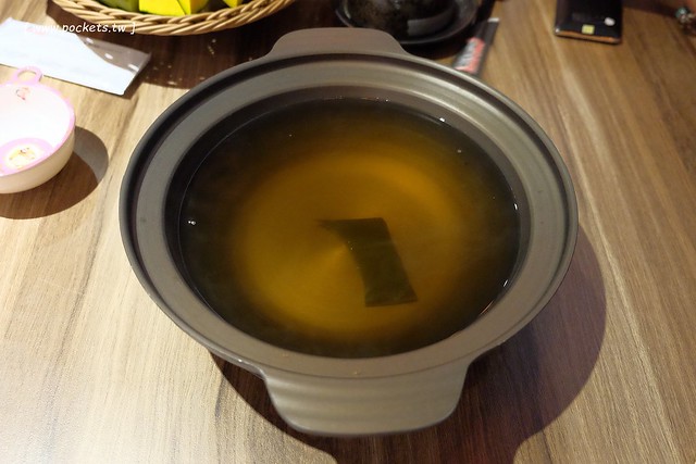 愛沐鍋物┃台中火鍋推薦:來自日本的札幌蟹黃豆腐、海膽豆腐、築地大牡丹蝦、冰鮮龍蝦、喜知次鮮魚,Prime美國雪花牛肉,食材高檔又新鮮,鄰近逢甲商圈,令人吃完立刻想回訪的火鍋店 @飛天璇的口袋