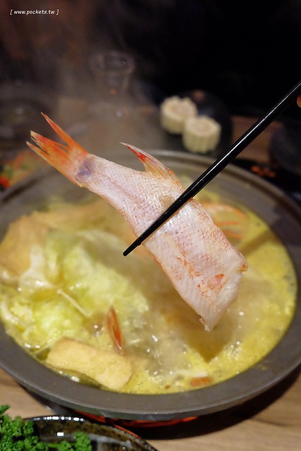 愛沐鍋物┃台中火鍋推薦:來自日本的札幌蟹黃豆腐、海膽豆腐、築地大牡丹蝦、冰鮮龍蝦、喜知次鮮魚,Prime美國雪花牛肉,食材高檔又新鮮,鄰近逢甲商圈,令人吃完立刻想回訪的火鍋店 @飛天璇的口袋