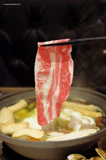 愛沐鍋物┃台中火鍋推薦:來自日本的札幌蟹黃豆腐、海膽豆腐、築地大牡丹蝦、冰鮮龍蝦、喜知次鮮魚,Prime美國雪花牛肉,食材高檔又新鮮,鄰近逢甲商圈,令人吃完立刻想回訪的火鍋店 @飛天璇的口袋