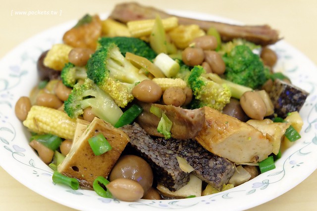 雄麻吉滷味┃台中小吃美食:位於北屯民俗公園前方,晚上才出沒的滷味發財車,滷味好吃又夠味,北屯人宵夜的好夥伴 @飛天璇的口袋