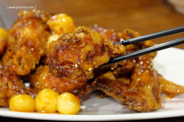 朴大哥的韓式炸雞┃逢甲美食餐廳:品嚐韓國老闆開的炸雞店,炸雞鹹甜酥脆又入味,搬了家後環境更乾淨寬敞,逢甲超人氣必吃美食推薦 @飛天璇的口袋