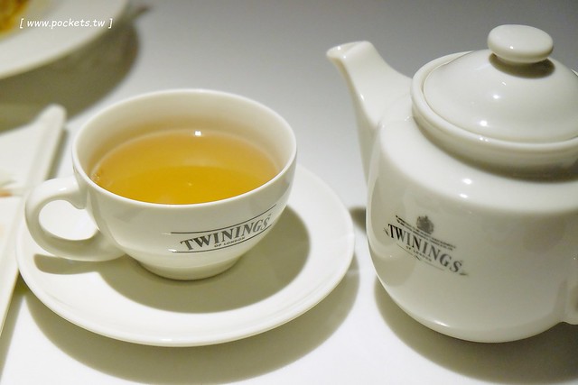 Ping 18 日法輕食┃台中西屯美食:老闆是藍帶學校畢業的,料理結合日式和法式的創意,推薦海味金沙義大利麵和松露牛肝菌燉飯,新菜單上市選擇性更多 @飛天璇的口袋