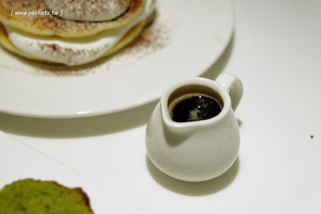 Ping 18 日法輕食┃台中西屯美食:老闆是藍帶學校畢業的,料理結合日式和法式的創意,推薦海味金沙義大利麵和松露牛肝菌燉飯,新菜單上市選擇性更多 @飛天璇的口袋