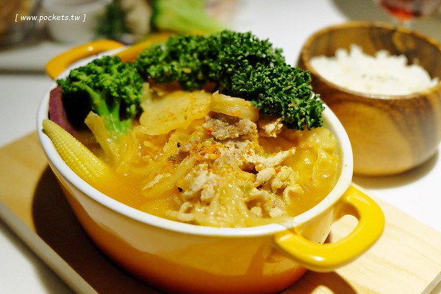 Ping 18 日法輕食┃台中西屯美食:老闆是藍帶學校畢業的,料理結合日式和法式的創意,推薦海味金沙義大利麵和松露牛肝菌燉飯,新菜單上市選擇性更多 @飛天璇的口袋