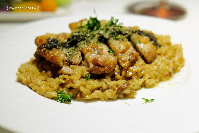 Ping 18 日法輕食┃台中西屯美食:老闆是藍帶學校畢業的,料理結合日式和法式的創意,推薦海味金沙義大利麵和松露牛肝菌燉飯,新菜單上市選擇性更多 @飛天璇的口袋