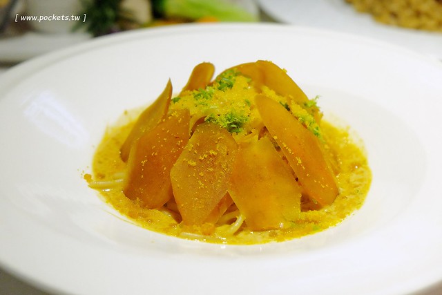 Ping 18 日法輕食┃台中西屯美食:老闆是藍帶學校畢業的,料理結合日式和法式的創意,推薦海味金沙義大利麵和松露牛肝菌燉飯,新菜單上市選擇性更多 @飛天璇的口袋