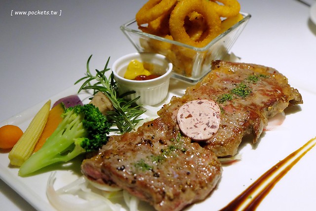 Ping 18 日法輕食┃台中西屯美食:老闆是藍帶學校畢業的,料理結合日式和法式的創意,推薦海味金沙義大利麵和松露牛肝菌燉飯,新菜單上市選擇性更多 @飛天璇的口袋