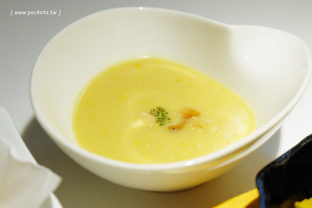 Ping 18 日法輕食┃台中西屯美食:老闆是藍帶學校畢業的,料理結合日式和法式的創意,推薦海味金沙義大利麵和松露牛肝菌燉飯,新菜單上市選擇性更多 @飛天璇的口袋