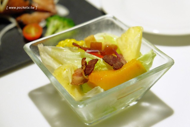 Ping 18 日法輕食┃台中西屯美食:老闆是藍帶學校畢業的,料理結合日式和法式的創意,推薦海味金沙義大利麵和松露牛肝菌燉飯,新菜單上市選擇性更多 @飛天璇的口袋