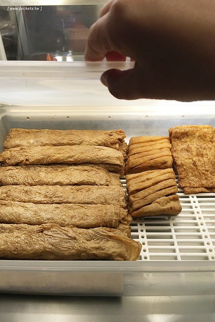 雄麻吉滷味┃台中小吃美食:位於北屯民俗公園前方,晚上才出沒的滷味發財車,滷味好吃又夠味,北屯人宵夜的好夥伴 @飛天璇的口袋